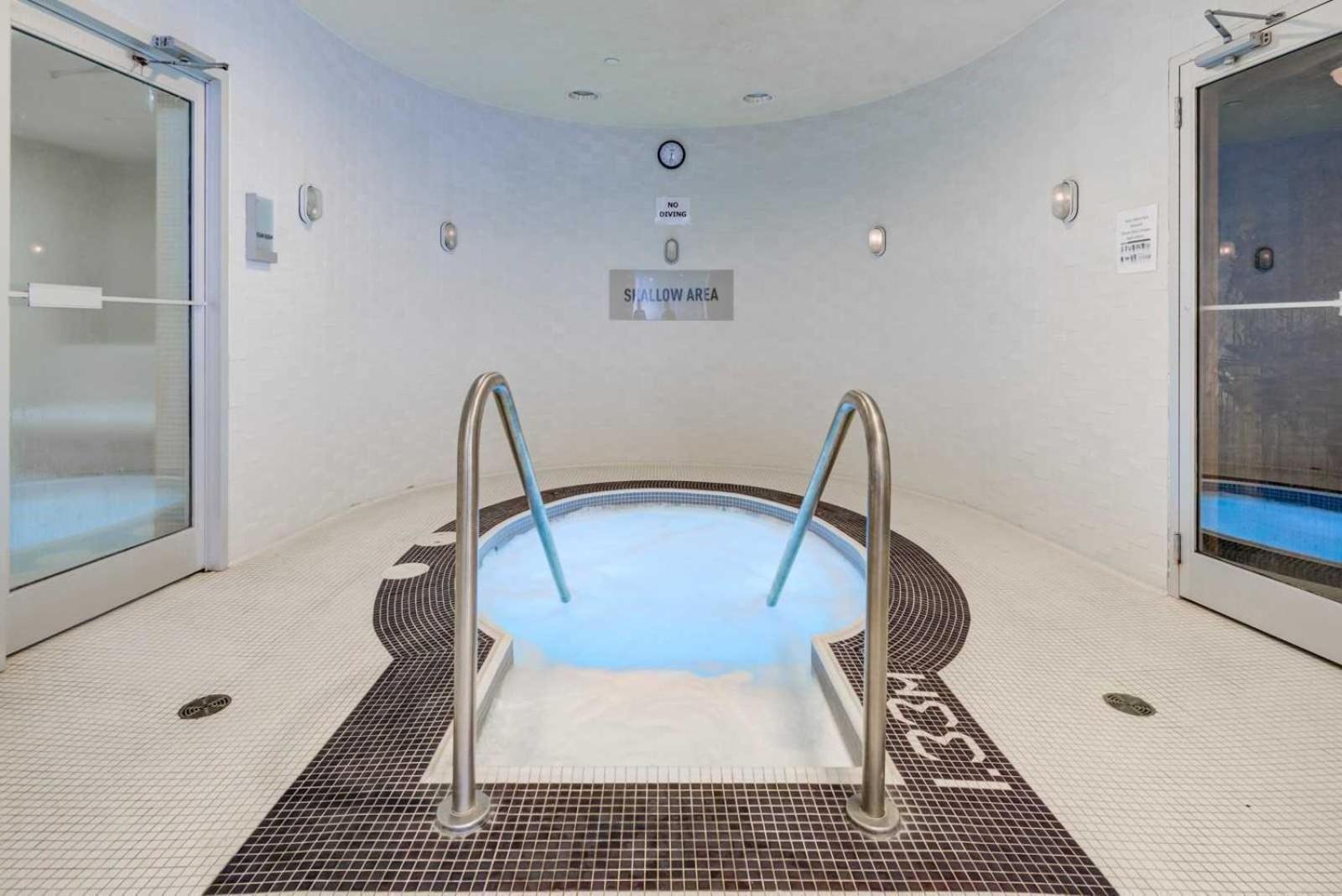 Grand Royal Suites Toronto Exteriör bild